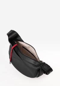 Borsa a tracolla in pelle nera con chiusura a zip, caratterizzata da un accento rosso e un interno beige a fantasia. Design curvo, tracolla regolabile.