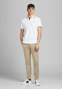 Jack & Jones MARCO FRED AMA - Pantalones chinos - white pepper