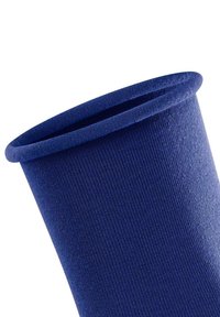 Niebieska dzianina z gładką teksturą, prążkowaną powierzchnią i okrągłym otworem na górze, z miękkim, zwiniętym brzegiem.