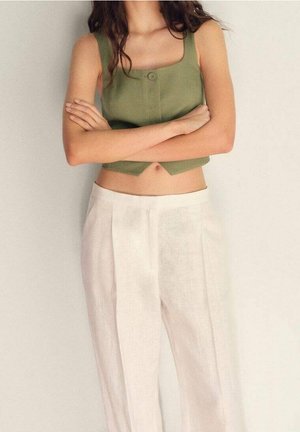 Débardeur court vert olive avec encolure carrée et détails de boutons à l'avant, assorti à un pantalon en lin blanc taille haute avec des plis.