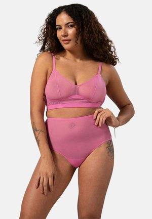 Helles pinkes Lingerie-Set, bestehend aus einem Bralette mit verstellbaren Trägern und hochgeschnittenen Panties, beide aus transparenter Stoff mit glatter Oberfläche.