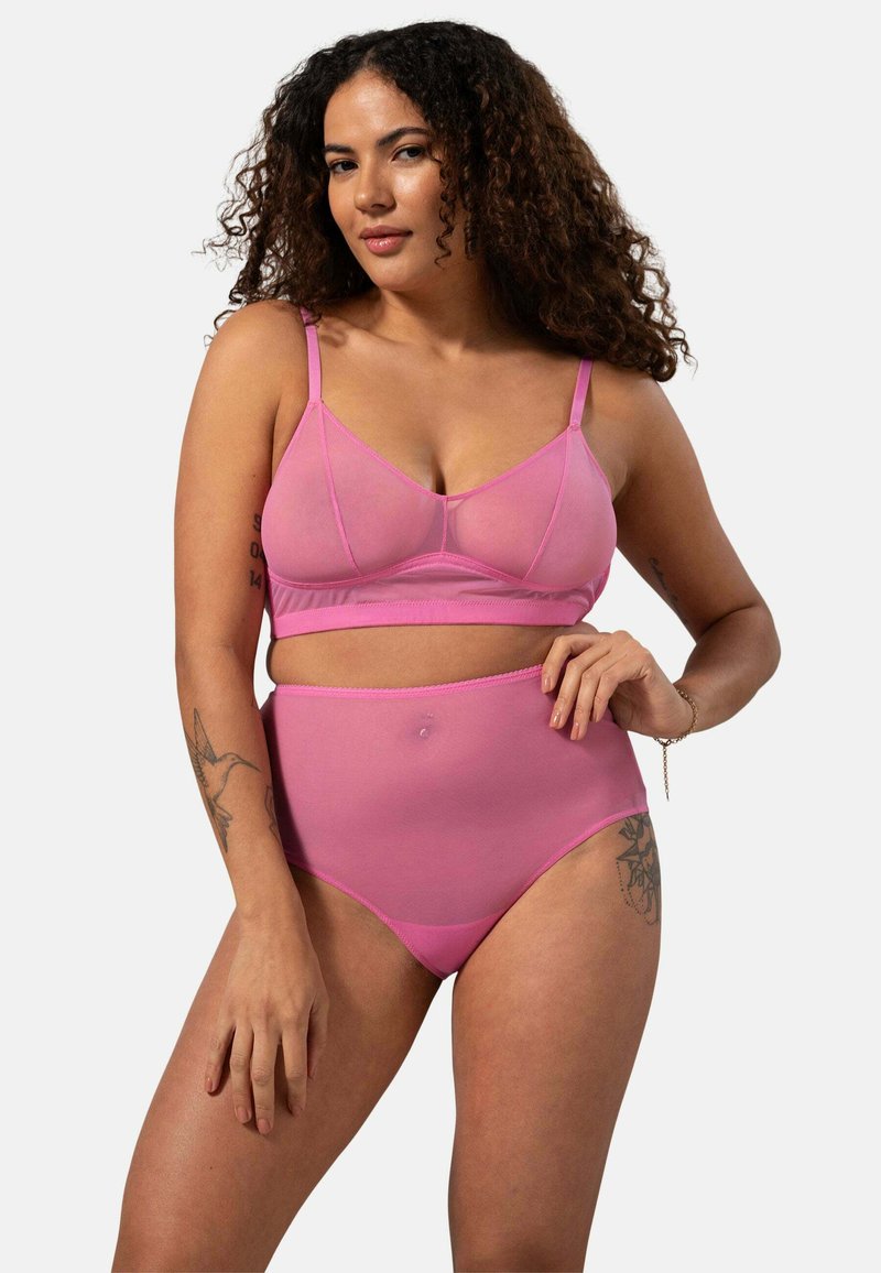 Lichtroze lingerie set met een bralette met verstelbare schouderbandjes en hooggesneden slipjes, beide van doorschijnende stof met een gladde afwerking.