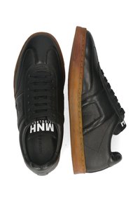 Schwarze Ledersneaker mit strukturierter Oberfläche, runder Zehenpartie, sechs Ösen und Sohle aus Gummigummi. Merkmale sind ein geprägtes Logo und kontrastierende Akzente.