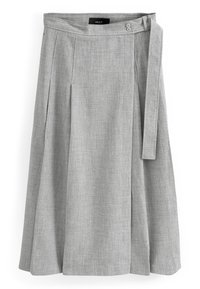 Lichtgrijze knielange A-lijnrok met riem en twee kleine knopen op de tailleband, gemaakt van geweven stof.
