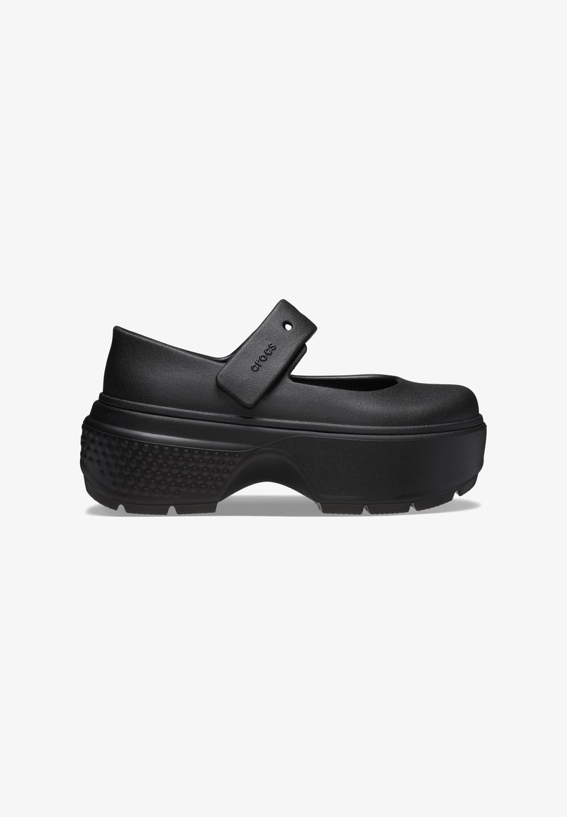 Chaussure Mary Jane plateforme noire avec semelle texturée et bride ajustable embossée du nom de la marque "Crocs".