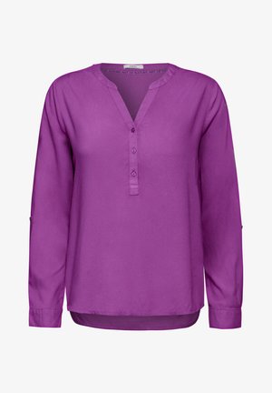 Lila långärmad blus med V-ringning, knappslå och rulltabbärmar. Slätt tyg med lös passform och rundad nederkant.