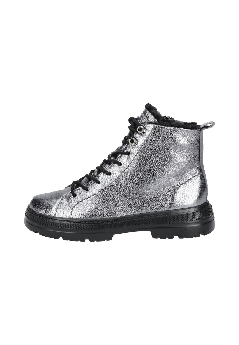 Hochschnittige Metallic-Silber-Lederstiefel mit schwarzem Kunstfellfutter, schwarzen Schnürsenkeln und einer dicken schwarzen Gummisohle, im linken Profil dargestellt.