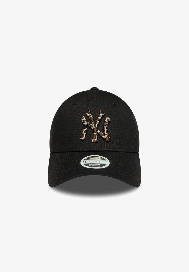 Fekete sapka hímzett leopárdmintás New York Yankees logóval. Strukturált kialakítás, klasszikus ívelt sávval és állítható hevederrel.