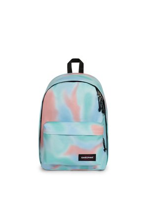 Mochila con patrón tie-dye azul, rosa y verde, bolsillo delantero con cremallera, asa negra de lazo y parche con el logo de Eastpak en el bolsillo delantero.