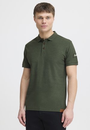 Mørkegrøn polo-shirt med tekstureret stof, tre brune knapper og et logo-detalje på ærmet. Korte ærmer og klassisk krave-design.