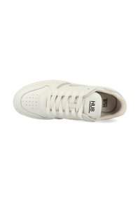 Witte leren sneaker met perforaties en een gladde textuur. Heeft een vetersluiting en een label aan de binnenkant met de tekst "HUB."
