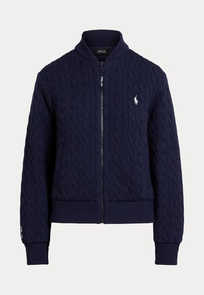 Pull zippé bleu marine en maille torsadée avec col, poignets et bas côtelés, et logo blanc brodé sur la poitrine et la manche.