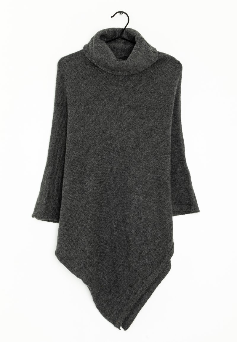 Poncho gris en mélange de laine avec un large col boule, des manches trois-quarts et un ourlet triangulaire distinct. Texture douce et couleur unie.