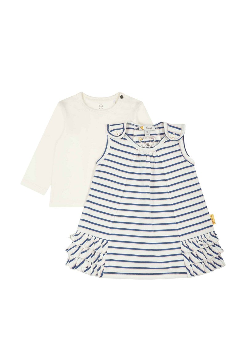 Zweiteiliges Kinder-Outfit: langärmliges weißes Oberteil mit Druckknöpfen an der Schulter und ein ärmelloses gestreiftes Kleid in Blau und Weiß mit Rüschensaum.