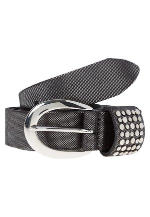 Zwarte stoffen riem met kleine witte polkadots, zilverkleurige ovale gesp en zilveren studs op de riemlus.