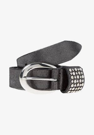 Ceinture en tissu noir avec petits pois blancs, boucle ovale argentée et clous argentés sur la boucle de ceinture.