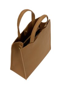 Tan læder tote taske med en tekstureret overflade, dobbelte top håndtag og en sikker lynlåslomme indeni. Rektangulær form, minimalistisk design.