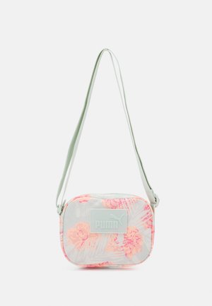 Roze florale crossbody tas met een glanzende textuur, voorzien van een lichtgroene verstelbare schouderband en een opvallend Puma-logo op een rechthoekig patch.
