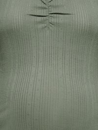 Figursyet grøn top lavet af tekstureret stof med lodrette striber og små diamantmønstre samt en samlet centralseam ved halsudskæringen.