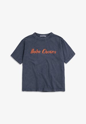 Ciemnoszary t-shirt z krótkim rękawem z pomarańczowym napisem "Bobo Choses" na środku przodu, z prążkowanym okrągłym dekoltem.