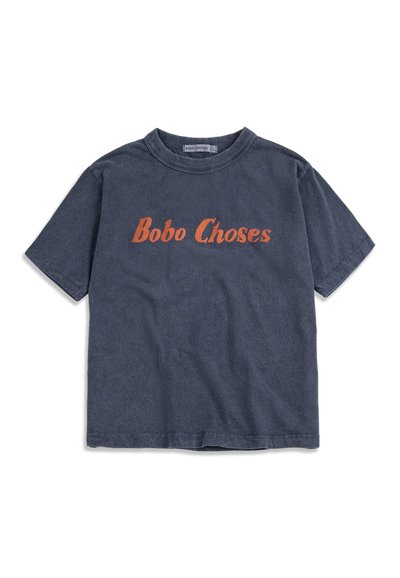 T-shirt a maniche corte di colore grigio scuro con la scritta arancione "Bobo Choses" al centro sul davanti, caratterizzata da un colletto a coste a girocollo.