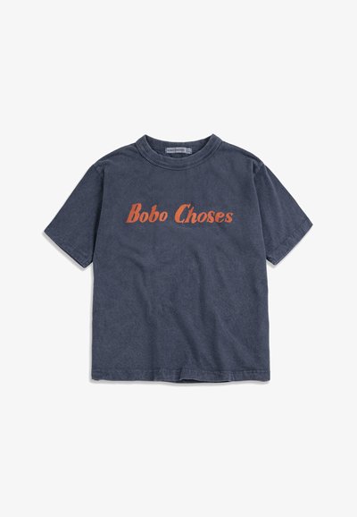 T-shirt a maniche corte di colore grigio scuro con la scritta arancione "Bobo Choses" al centro sul davanti, caratterizzata da un colletto a coste a girocollo.