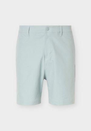 Gaiši zili vidēja garuma šorti ar pogas aizdari un jostas cilpām, attēloti uz vienkārša balta fona.