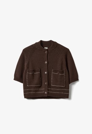 Cárdigan tejido marrón con mangas cortas, que presenta un escote redondo, cierre con botones al frente y dos bolsillos con detalles de costuras blancas.