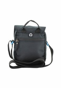 Bolsa de tela reciclada negra con dos asas superiores, una correa larga ajustable, cierre con cremallera y un pequeño bolsillo frontal con logo.