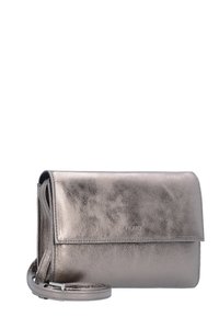 Bolso bandolera rectangular de cuero gris metálico con cierre de solapa y una correa de hombro ajustable en espiral sobre un fondo blanco.