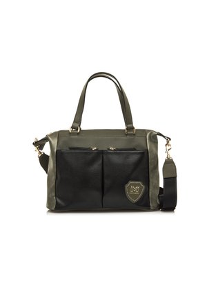 Bolso de mano negro y verde con material texturizado, doble bolsillo frontal, herrajes dorados y una correa para el hombro. Presenta un parche con el logo en el lateral.
