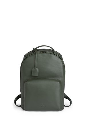 Dunkelgrüner Leder-Rucksack mit vorderer Reißverschlusstasche, oberen Tragegriff und verstellbaren Schulterriemen, mit kleinem Logotag.