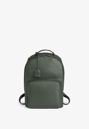 Dunkelgrüner Leder-Rucksack mit vorderer Reißverschlusstasche, oberen Tragegriff und verstellbaren Schulterriemen, mit kleinem Logotag.