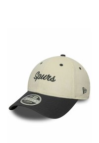 Cremfarbener Baseballhut mit einem schwarzen gebogenen Schirm, auf dem "Spurs" in Schwarz gestickt ist. Hergestellt aus strukturiertem Stoff mit einer stabilen Passform.
