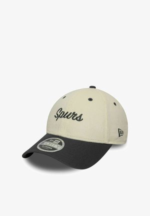 Cappellino da baseball crema con visiera curva nera, con la scritta "Spurs" ricamata in nero. Realizzato in tessuto texturizzato con una vestibilità strutturata.