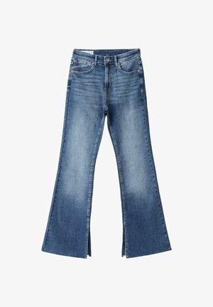 Jean en denim bleu avec jambes évasées et fentes avant, fermeture par bouton et zip, et design classique à cinq poches.