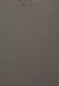 Dunkelgraues T-Shirt mit kurzen Ärmeln, gefertigt aus weichem Baumwollmaterial, mit klassischem Rundhalsausschnitt und glatter, gleichmäßiger Textur.