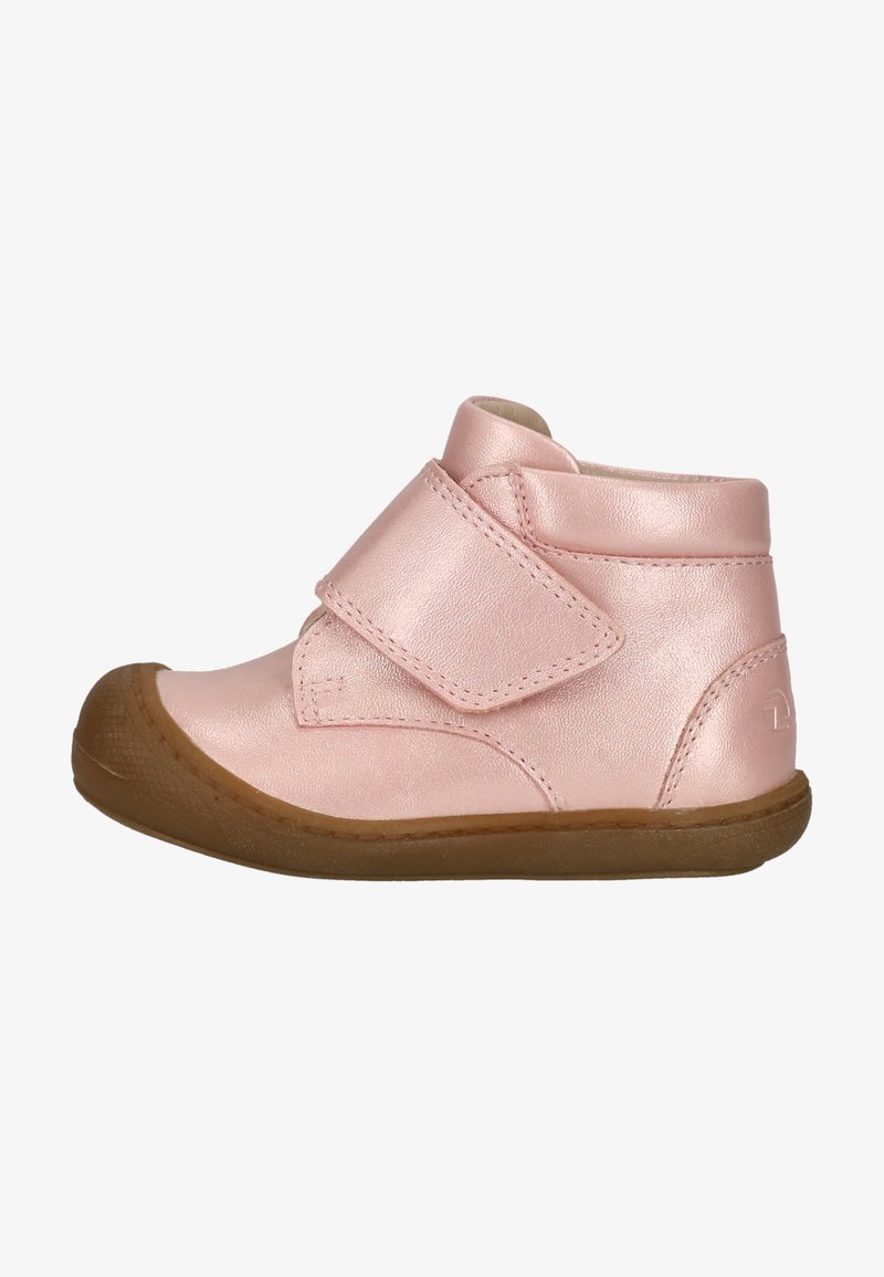 Bottine en cuir synthétique rose avec une sangle Velcro, bout rond et semelle en caoutchouc. Finition texturée et détails de couture discrets.