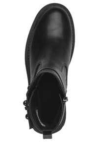 Bota negra de cuero hasta el tobillo con punta redondeada, cremallera lateral y tacón texturizado. Presenta costuras simples y una superficie suave.