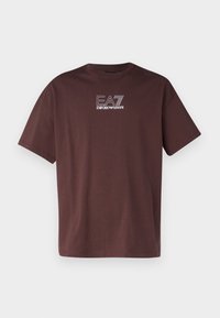 Brązowy bawełniany t-shirt z okrągłym dekoltem i krótkimi rękawami, z białym logo z przednie strony z srebrnymi detalami, luźny krój.