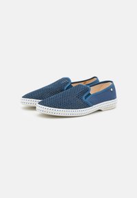 Blauwe mesh instappers met een witte zool en blauwe accenten. Lichtgewicht ontwerp met een gestructureerde bovenkant en een elastische band voor eenvoudig aan- en uittrekken.