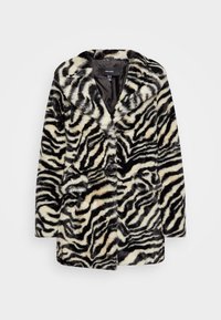 Faux fur frakke med et sort og creme zebra-stribe mønster, stor notch-krave, to forlommer og en enkelt knaplukning.