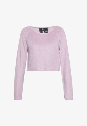 Jasnofioletowy krótki sweter wykonany z teksturowanej przędzy, z długimi rękawami i szerokim, okrągłym dekoltem. Dyskretne akcenty połysku.