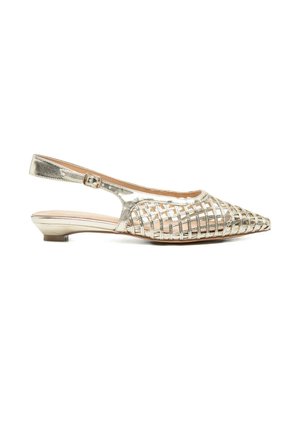 Gouden metallic slingback platte schoen met spitsen neus en geweven rasterpatroon aan de voorkant, lage hak en verstelbare gespriem.