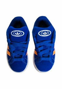 Sneakers blu in pelle scamosciata con strisce arancioni, suole in gomma bianca e un logo sulla linguetta. Presentano lacci per una vestibilità sicura e un collare imbottito.