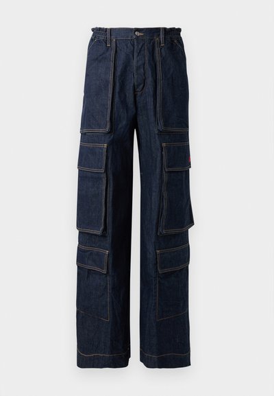 Tumedat denim cargo püksid mitme suure taskuga, elastse vöökohtaga ja kontrastse oranži õmblusega. Lai jalgade disain tagab mugava istuvuse.