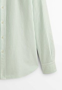 Lichtgroen en wit gestreept overhemd, met knoopsluiting, lange mouwen met manchetten, gemaakt van gladde stof, met kleine knopen langs de knoopsluiting.