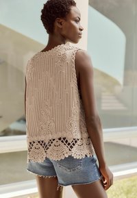Next SLEEVELESS   REGULAR FIT - Vestă - mottled beige