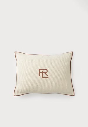 Almohada rectangular con un tejido crema texturizado, ribete marrón y un logo bordado en marrón "RL" en el centro.