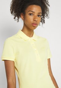 Lacoste Piké - gelb